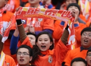 开云在线直播-足球赛事热烈进行中，球迷观战比赛悬念