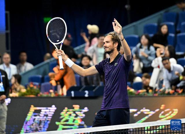 包含法国网球队力克西班牙网球队，梅德韦杰夫爆发神勇的词条