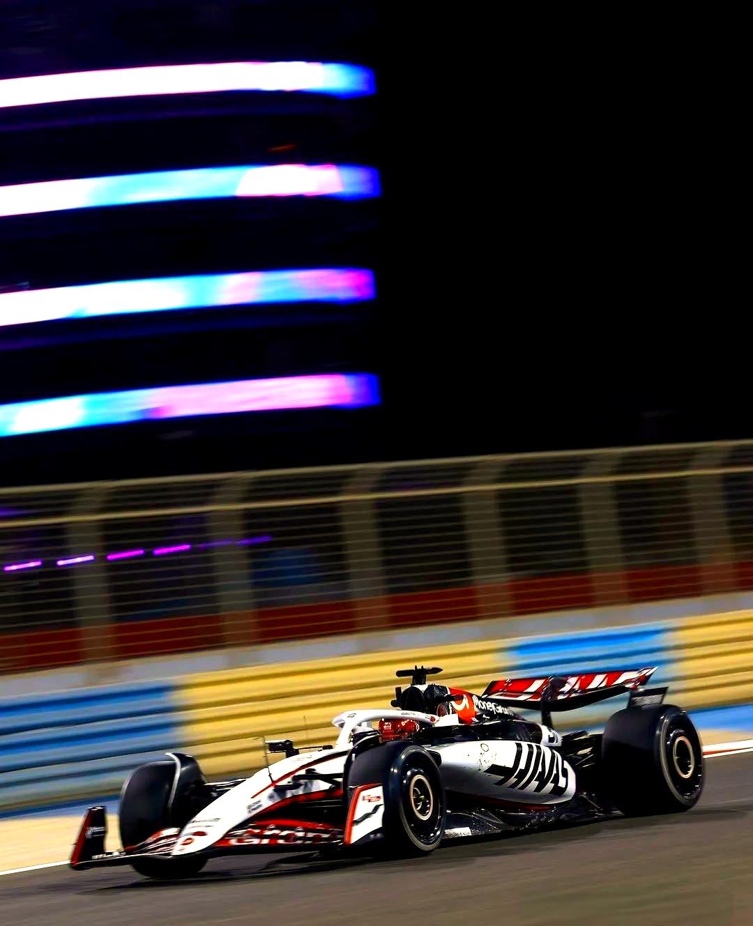 包含梅赛德斯力克哈斯车队，皮亚斯特里带队取胜的词条