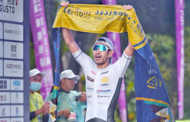 挑战极限！铁人三项选手刷新个人最好成绩