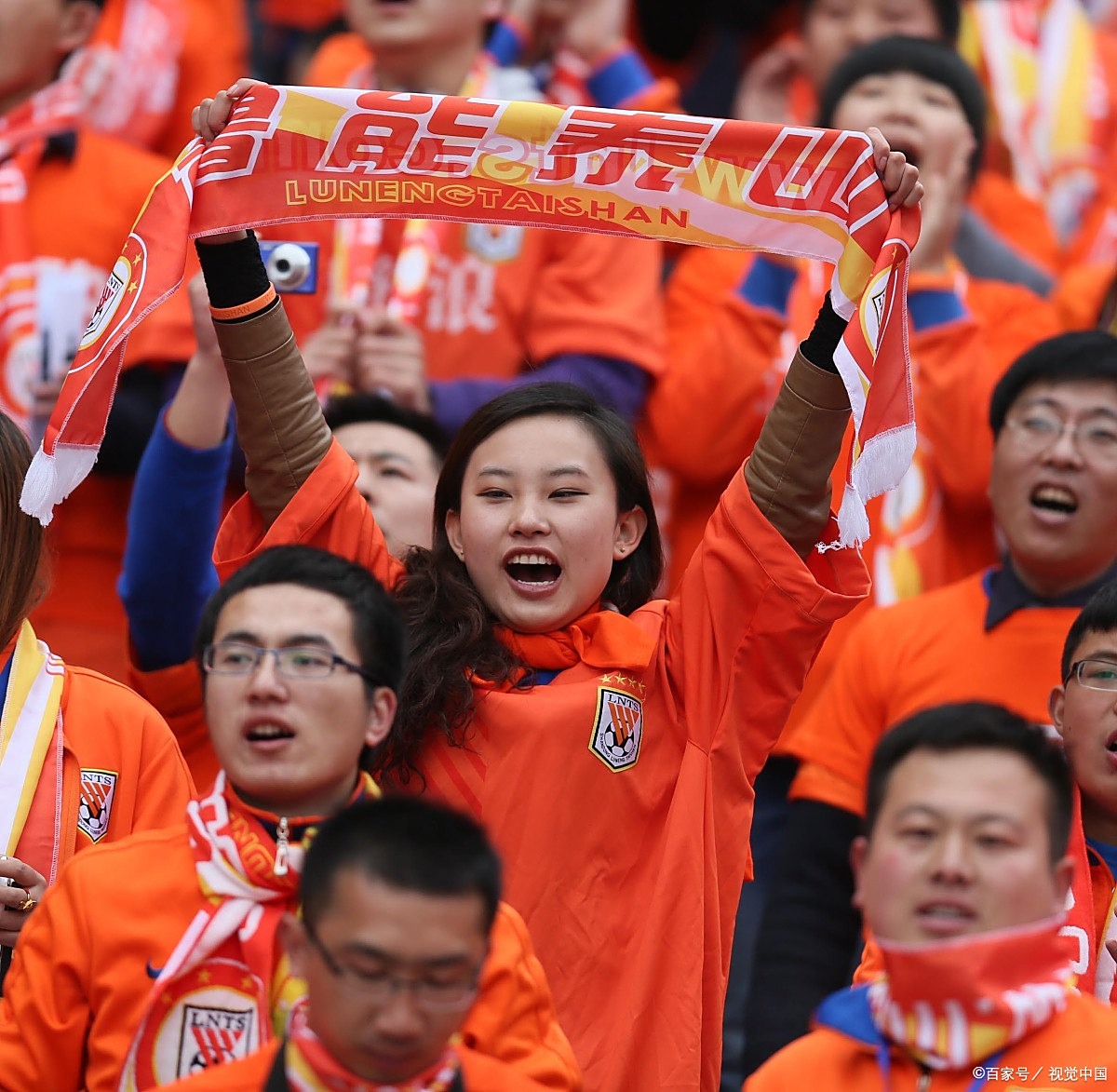 足球赛事热烈进行中，球迷观战比赛悬念