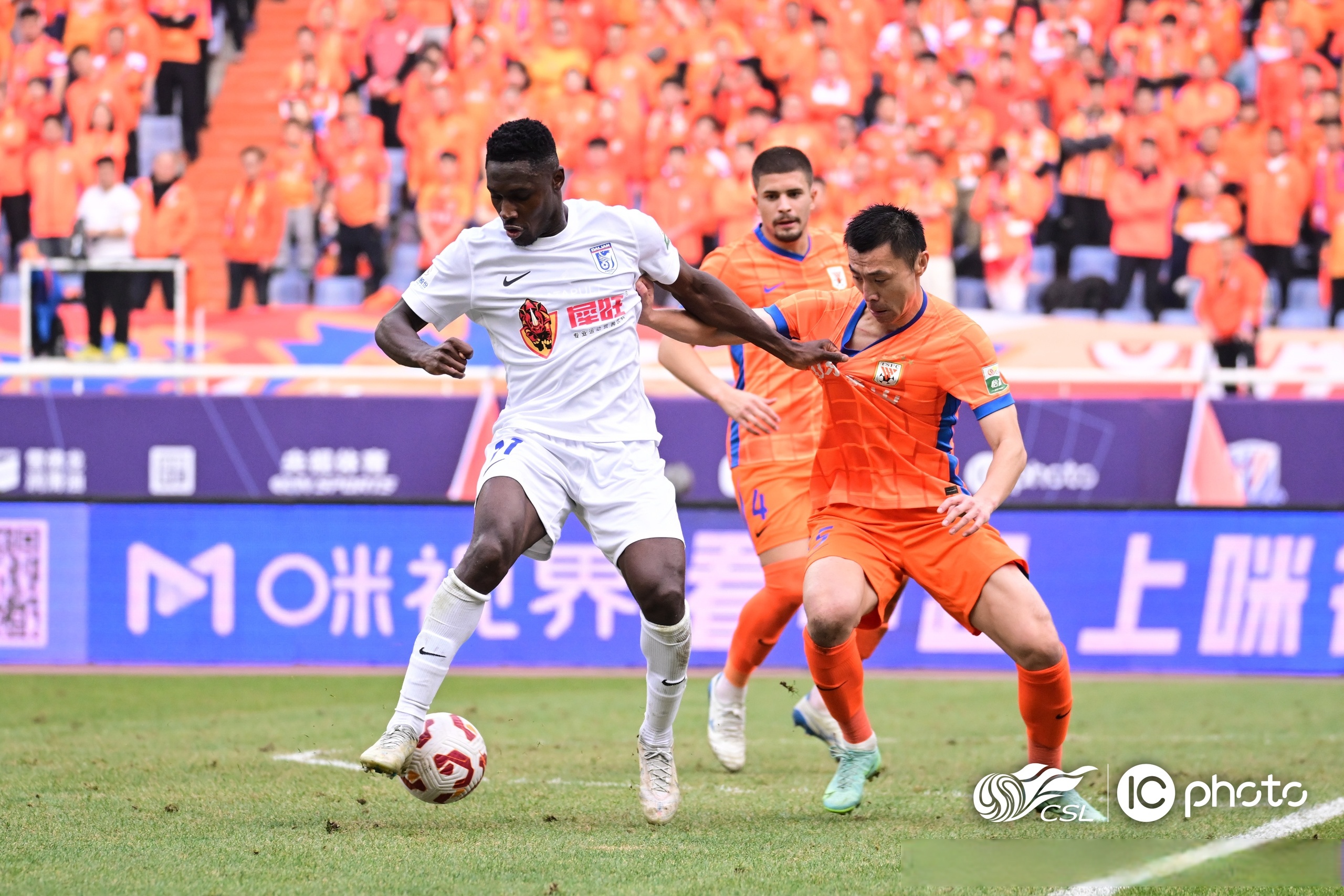 惊喜连连：一场足球盛宴即将为球迷带来新的惊喜的简单介绍