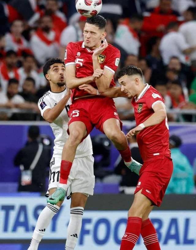 越南足球队在紧张比赛中胜出