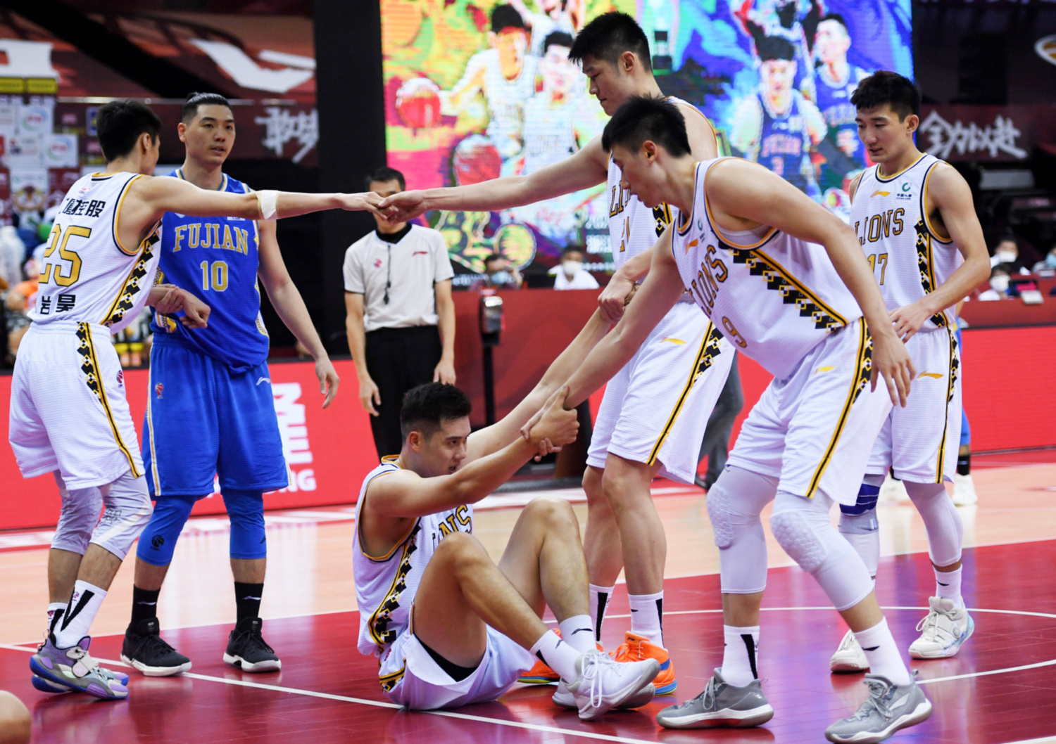 广厦男篮精彩表现，双杀劲敌