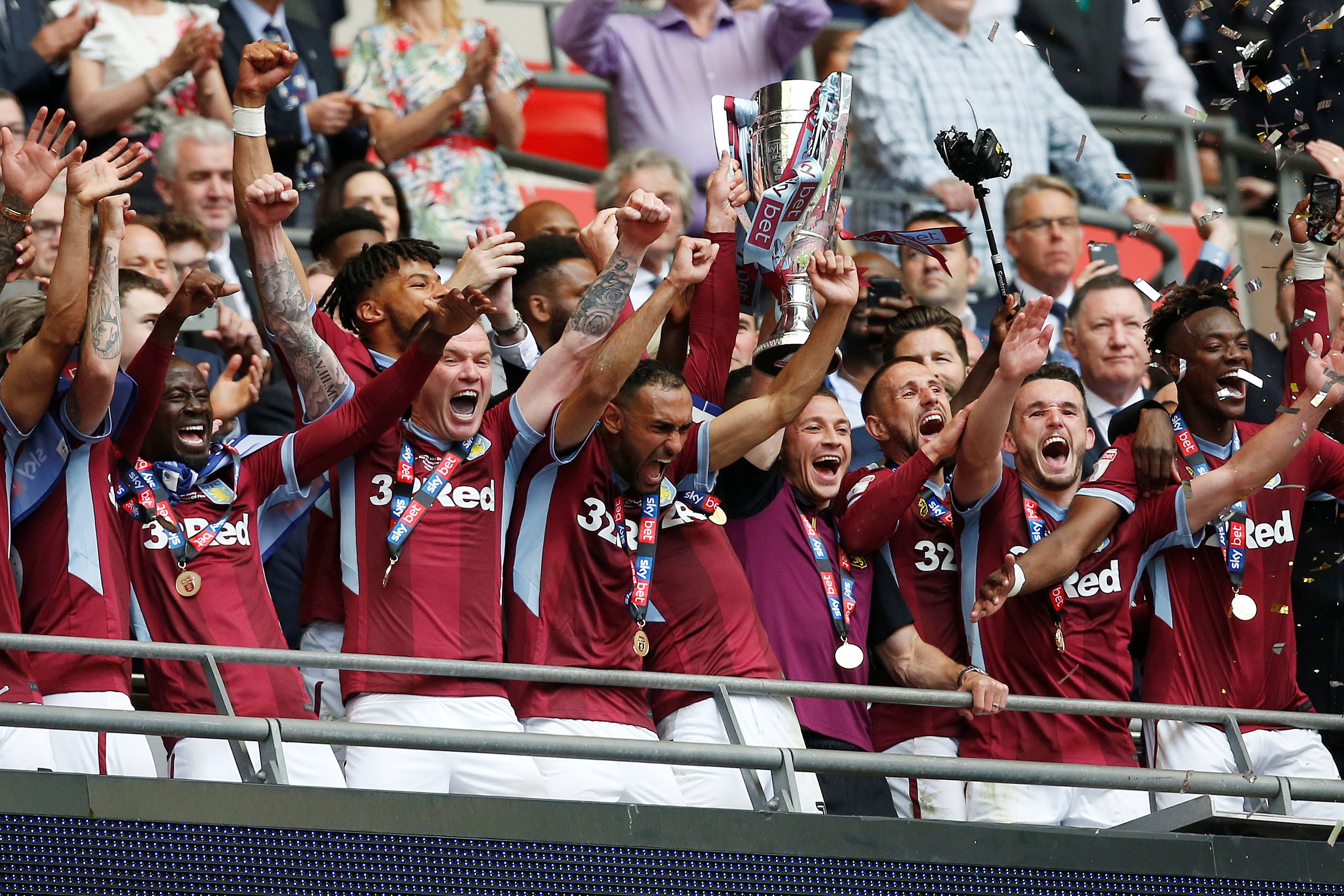 切尔西前锋助攻连连，球队火力强劲的简单介绍