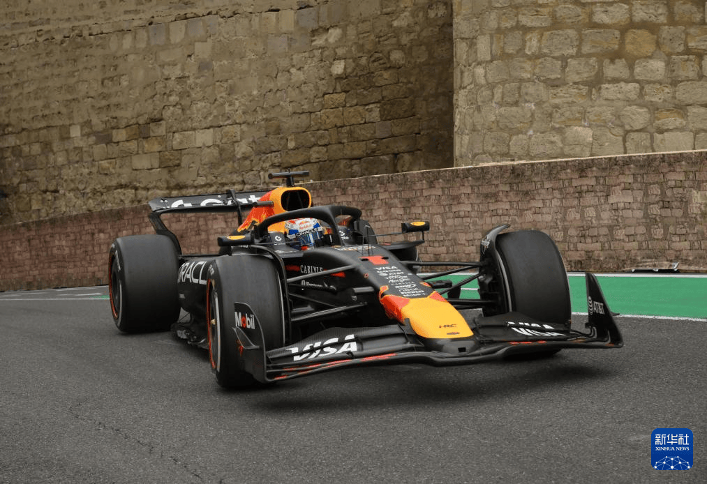 红牛车队绝杀雷诺车队,维斯塔潘带队取胜 红牛车队绝杀雷诺车队,维斯塔潘带队取胜