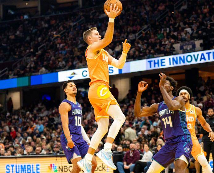 尼日利亚男篮完胜黄蜂，米切尔打破历史纪录