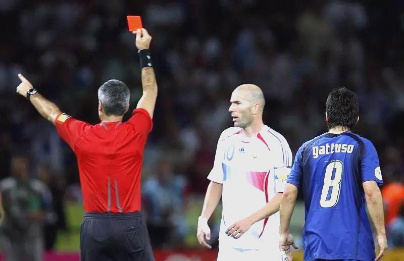 阿斯顿维拉队员红牌被罚，球队临时短缺人手的简单介绍