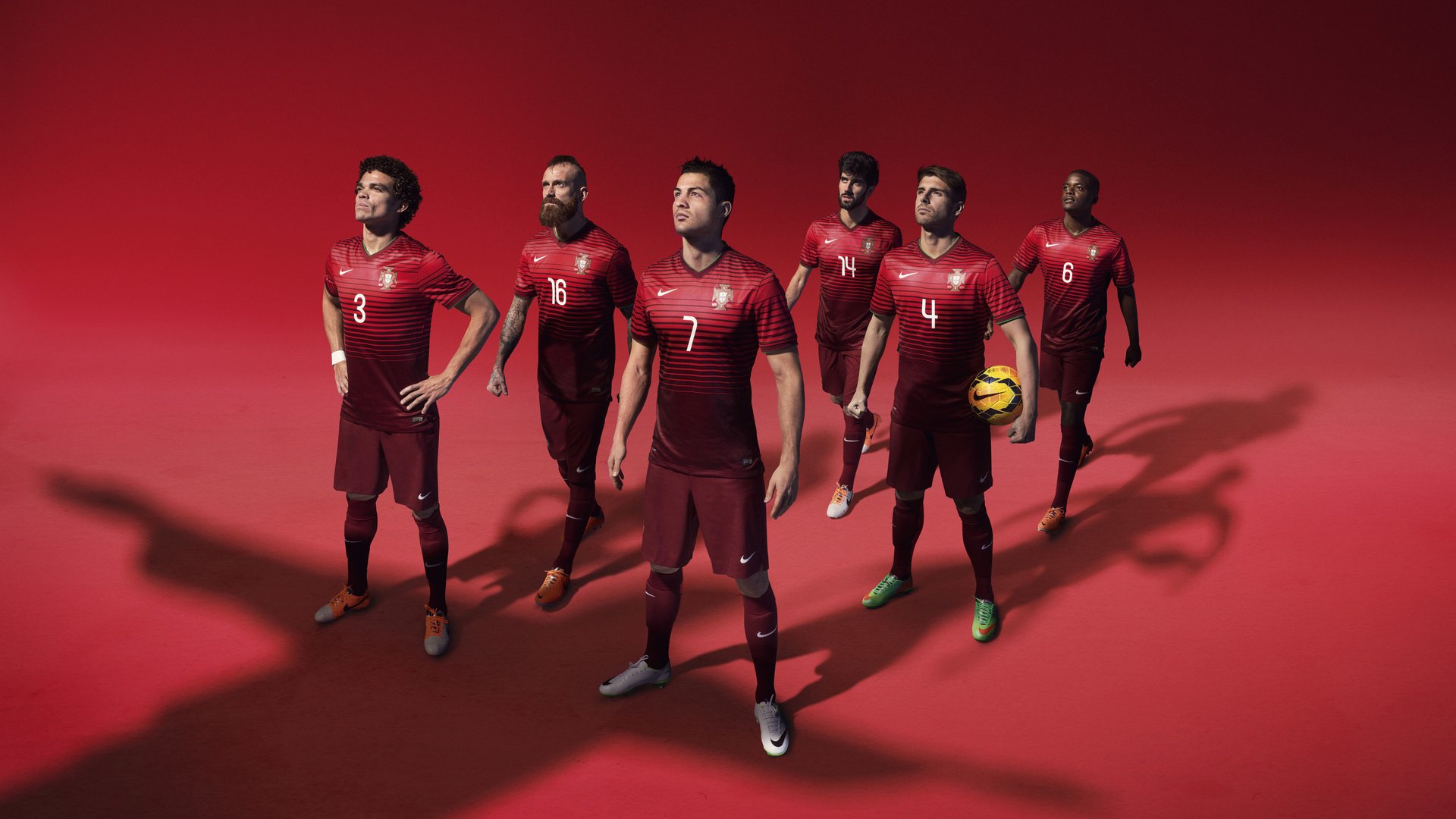 德甲争冠战焦点战黯然失色，比利亚雷亚尔提前终结悬念，丹麦元素成另类看点